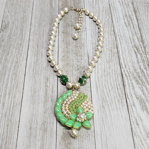 Fashion Costume Jewelry Green Gold White Pearls with Hook Back - Picture 1 of 9